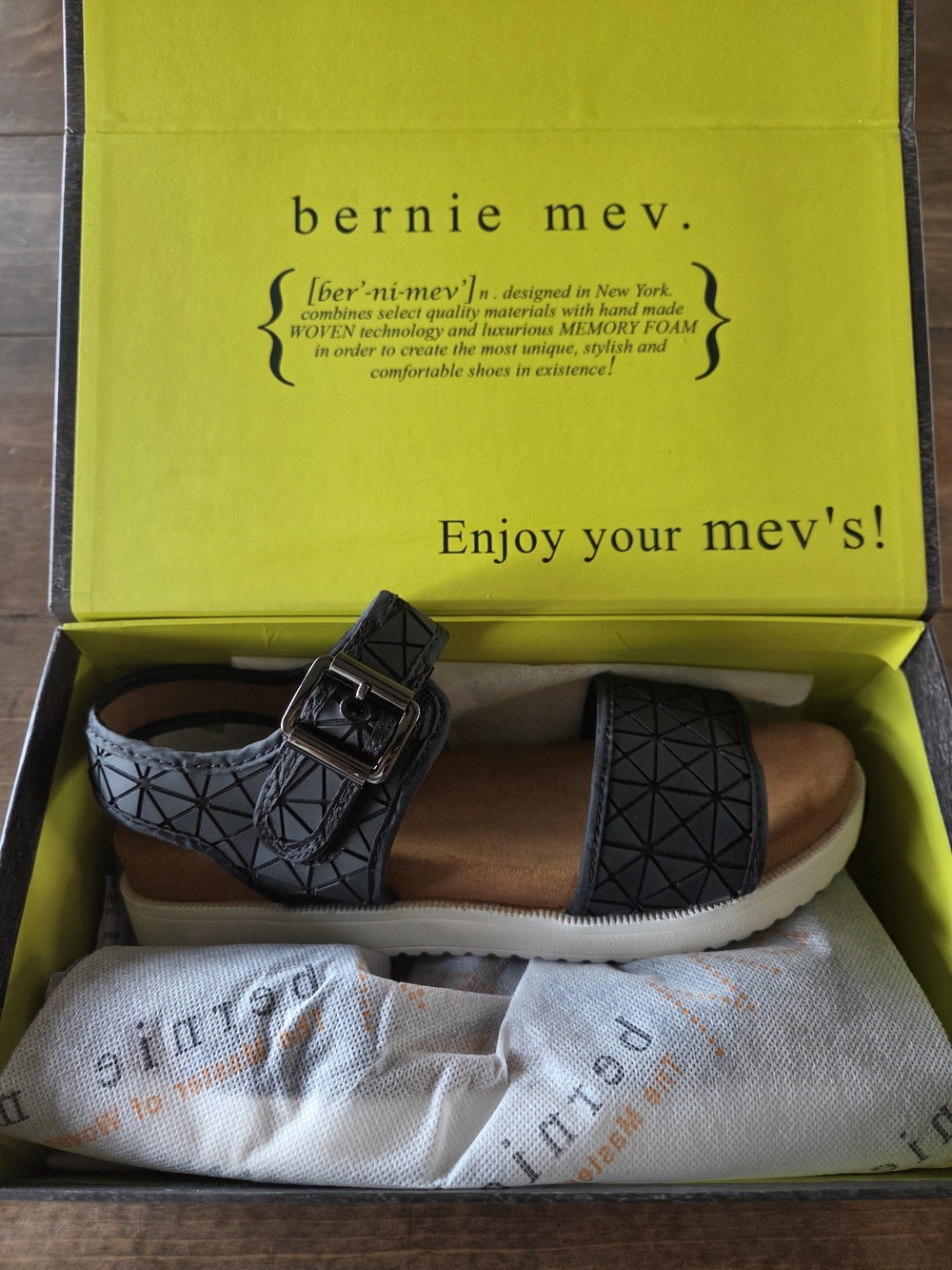 bernie mev. WOMENS Black Sandal with Buckle NEW IN BOX
